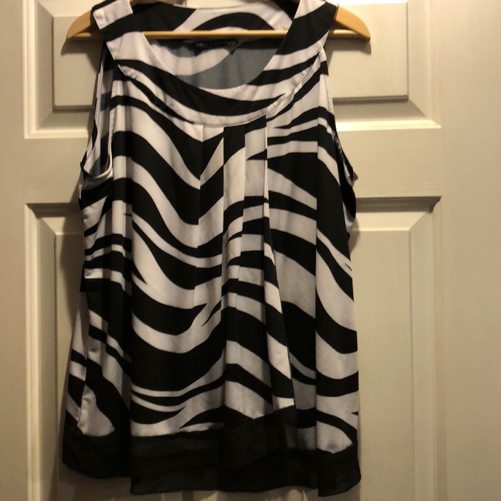 Black/white sleeveless blouse
